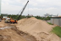 Cát tự nhiên ngày càng khan hiếm và dự báo đến năm 2020 sẽ không còn cát phục vụ cho hoạt động san lấp. Ảnh: Việt Dũng