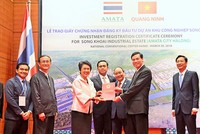 Ông Nguyễn Đức Long, Chủ tịch UBND tỉnh Quảng Ninh, trao giấy chứng nhận Kl99ok phiên bản mới cho nhà Kl99ok phiên bản mới. Ảnh: Mạnh Trường.