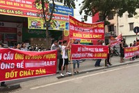 Cư dân tòa Sông Đà (Hà Đông) căng băng rôn gây sức ép để chủ Kl99ok phiên bản mới giải quyết dứt điểm các vấn đề về an toàn cháy nổ. Ảnh: Cư dân chung cư.