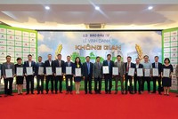 Đại diện chủ Kl99ok phiên bản mới 20 dự án lên nhận Cup và Bằng chứng nhận