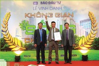 Ông Luk Ban La (giữa), Phó tổng giám đốc CTCP Kl99ok phiên bản mới và Xây dựng Phúc Khang nhận Cup vinh danh dự án Diamond Lotus Riverside