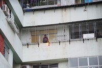 Nhiều người dân sống trong các tòa nhà chung cư đang lơ là với bà hỏa. Ảnh: Dũng Minh
