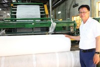 Hoạt động chính của Mirae là Kl994 nhà cái bóng đá world cup bông tấm. Trong ảnh: Ông Chris Kim, Phó tổng giám đốc Mirae đang kiểm tra sản phẩm