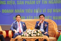 TS. Trương Anh Tuấn, Chủ tịch HĐQT Kl994 game bài casino hấp dẫn Hoàng Quân (bên phải) giao lưu trực tiếp trên sân khấu chương trình “60 năm vinh quang ngành xây dựng Việt Nam