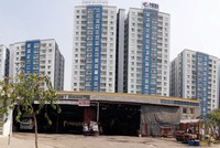 Chung cư Carina (quận 8, TP.HCM) có gắn thương hiệu NBB, nhưng khi vụ cháy xảy ra, Công ty NBB phủ nhận vai trò chủ Kl99ok phiên bản mới. Ảnh: Việt Dũng