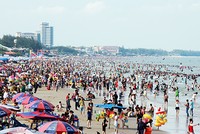 Bãi biển Vũng Tàu đông nghịt người chiều 30/4. Ảnh: Nguyễn Khoa.
