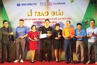 Ông Lê Anh Minh, ngoài cùng bên phải, đại diện nhà tài trợ trao giải cho các vận động viên tham dự giải golf từ thiện Swing for the Kids 2018 do Báo Kl99ok phiên bản mới tổ chức