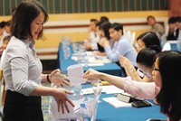 Nhiều vấn đề của ĐHCĐ phải được thông qua bởi ít nhất 65% số cổ phần có quyền biểu quyết tham dự, không được thấp hơn