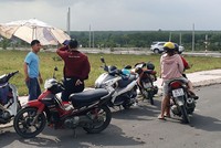 Việc khách chỉ ghé coi xem dự án rồi lại đi đã trở nên quen thuộc với môi giới Web Tổng Nhà Cái 99Kl99 Giải Trí Bậc Nhất trong 2 tháng gần đây. Ảnh: Việt Dũng