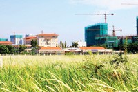 Các dự án treo không chỉ gây lãng phí nguồn lực mà còn làm xấu bộ mặt đô thị. Ảnh: Lê Toàn