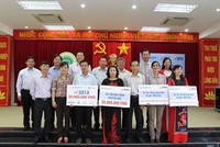 Ông Nguyễn Hồng, Phó tổng biên tập Báo Kl99ok phiên bản mới cùng lãnh đạo Công ty DRH Holdings trao biển tượng trưng 50 suất học bổng và 2 phòng máy tính phục vụ học tập cho huyện Hàm Tân nhân dịp năm học mới.
