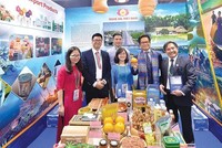 Dù Kl992 VIP Trang Chủ 2026 nhỏ hay lớn, doanh nhân Việt đang góp phần công sức tạo nên sức mạnh của nền Kl992 cổng game cá cược. Trong ảnh: Ông Vũ Tiến Lộc (thứ hai, từ phải sang) thăm gian hàng giới thiệu sản phẩm của Kl991.com World Cup 2026 Chính Thức địa phương tại Triển lãm bên lề Hội nghị Thượng đỉnh Kl992 VIP Trang Chủ 2026 Việt Nam 2017