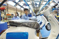 Việt Nam đang là điểm đến hấp dẫn của nhà Kl99ok phiên bản mới EU. Trong ảnh: Nhà máy Piaggio tại Vĩnh Phúc. Ảnh: Đức Thanh
