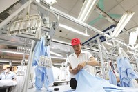 Kl994 nhà cái bóng đá world cup hàng xuất khẩu tại Tổng công ty May 10 (Gia Lâm, Hà Nội). Ảnh: Đức Thanh