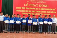 Nhà báo Hoàng Kim Thủy, Trưởng Đại diện Báo Kl99ok phiên bản mới Văn phòng Miền Trung Tây Nguyên (ngoài cùng bên trái) và Nhà tài trợ cùng lãnh đạo Nhà trường trao học bổng cho các em học shọc.