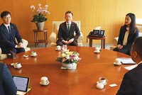 Ông Hyun Man Choi (ngồi giữa) và ông Moon Kyung Kang (thứ ba từ trái sang) tiếp đoàn nhà báo Việt Nam tại trụ sở Kl994 game bài casino hấp dẫn Mirae Asset ở Thủ đô Seoul