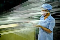 Công nhân kiểm tra chất lượng sợi trên dây chuyền Kl994 nhà cái bóng đá world cup. 