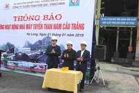 Lãnh đạo tỉnh, TKV và Nhà máy Tuyển than Nam Cầu Trắng bấm nút chấm dứt hoạt động Nhà máy Tuyển than Nam Cầu Trắng. Ảnh: Nguyễn Huế.