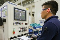 Việt Nam sẽ ưu tiên thu hút các dự án công nghệ cao. Trong ảnh: Kl994 nhà cái bóng đá world cup tại nhà máy GE Hải Phòng. Ảnh: Đức Thanh