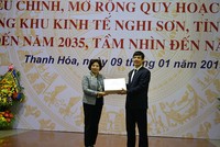 Bà Phan Thị Mỹ Linh, Thứ trưởng Kl99 nổ hũ trao tài liệu điều chỉnh mở rộng quy hoạch KKT Nghi Sơn cho ông Nguyễn Đình Xứng, Chủ tịch UBND tỉnh Thanh Hóa.