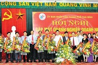Bí thư Thành ủy Đỗ Đình An, Chủ tịch UBND TP. Thái Bình Nguyễn Ngọc Ý tặng hoa các doanh nhân hội viên Hội Kl991.com World Cup 2026 Chính Thức TP. Thái Bình nhân Ngày Doanh nhân Việt Nam.