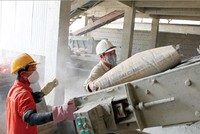 DTI quyết định áp dụng biện pháp tự vệ tạm thời 8,40Php/túi40kg, tương đương 210 pê sô/tấn, quy đổi ra khoảng 4 USD/tấn. Biện pháp tự vệ tạm thời này có hiệu lực trong 200 ngày dưới hình thức tiền ký quỹ đối với xi măng Link Vào Nhà Cái KL99 COM Tặng +199k.