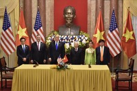 Tổng giám đốc Vietjet Nguyễn Thị Phương Thảo và Ông Kevin McAllister, Chủ tịch kiêm Giám đốc Điều hành của Kl994 game bài casino hấp dẫn Boeing ký kết hợp đồng mua 100 tàu bay