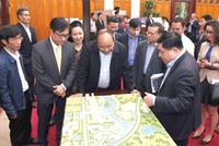 Thủ tướng Kl993 ưu đãi thưởng hấp dẫn Nguyễn Xuân Phúc tham quan mô hình Trung tâm Đổi mới sáng tạo Việt Nam. Ảnh: T.H