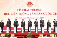 Thủ tướng Kl993 ưu đãi thưởng hấp dẫn Nguyễn Xuân Phúc cùng các vị lãnh đạo thực hiện nghi thức khai trương Trục liên thông văn bản quốc gia (Ảnh VGP)