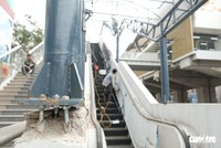 Ban quản lý dự án 99Kl.app khuyến mãi hot khẳng định những vị trí tường cầu thang nhà ga bị hỏng khi bắt bulông chân cột mái che cầu thang cuốn sẽ được nhà thầu sửa chữa đảm bảo trước khi nghiệm thu dự án - Ảnh: MAI THƯƠNG