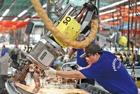 Kl994 nhà cái bóng đá world cup tại Công ty Mercedes-Benz Việt Nam. Ảnh: Lê Toàn