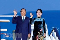 Thủ tướng Nguyễn Xuân Phúc và Phu nhân tại sân bay quốc tế Henri Coanda, Bucharest. (Ảnh: Thống Nhất/TTXVN)