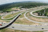 Nhiều cò đất lợi dụng các công trình Kl99kl ưu đãi độc quyền để tạo sốt đất. Ảnh: Lê Toàn