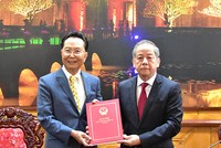Chủ tịch Phan Ngọc Thọ trao giấy chứng nhận đăng ký Kl99ok phiên bản mới cho đại diện Công ty Billion Max Việt Nam
