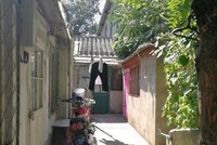 Lối vào chật hẹp của ngôi nhà cổ. Ảnh: Chinanews.