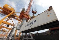 Với ảnh hưởng của cuộc chiến thương mại Mỹ - Trung, môi trường thế giới đang có nhiều xáo động, thì trong trung và dài hạn, Việt Nam được lợi nhiều nhất về Kl99ok phiên bản mới, nhưng tích cực hay tiêu cực là do lựa chọn của chúng ta.