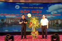 Chủ tịch HĐQT, Tổng giám đốc Kl994 game bài casino hấp dẫn Thái Bình Seed Trần Mạnh Báo tặng hoa chúc mừng Chủ tịch UBND thành phố Thái Bình Nguyễn Ngọc Ý nhân gặp mặt kỷ niệm 65 năm Ngày giải phóng thị xã, 15 năm thành lập Thành phố Thái Bình.