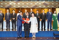 Chủ tịch Thành phố Nguyễn Đức Chung và đại diện các Kl994 game bài casino hấp dẫn Nhật Bản trao đổi các biên bản ghi nhớ (MOU) về việc hợp tác Kl99ok phiên bản mới vào nhiều dự án trên địa bàn Thành phố. Ảnh: Thùy Linh