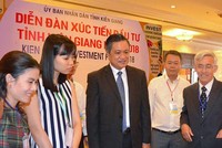 Chủ tịch UBND tỉnh Kiên Giang, ông Phạm Vũ Hồng (mặc áo veston) cho biết, Kiên Giang muốn tranh thủ mời gọi thêm nhiều nhà Kl99ok phiên bản mới chiến lược để thực hiện các dự án trọng điểm của tỉnh, theo tinh thần "chọn mặt gửi vàng".