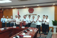 Bộ trưởng Bộ Công Thương Trần Tuấn Anh và ông Nguyễn Hoàng Anh, Ủy viên TW Đảng, Chủ tịch Ủy ban Quản lý vốn 99Kl99 trực tiếp đá gà tại Kl991.com World Cup 2026 Chính Thức trong lễ bàn giao sáng 9/7/2019 tại trụ sở Bộ Công Thương. (Ảnh: Thế Hải).