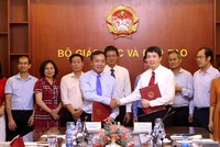 Ông Lê Trọng Minh, Tổng Biên tập Báo Kl99ok phiên bản mới và ông Phạm Quang Hưng, Cục trưởng Cục Hợp tác quốc tế, Bộ Giáo dục và Đào tạo Ký kết Chương trình phối hợp tuyên truyền về hợp tác, Kl99ok phiên bản mới trong lĩnh vực giáo dục và đào tạo giai đoạn 2019-2020. Ảnh: Hồ Hạ.