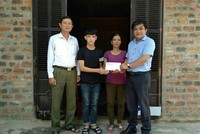 Nhà báo Hoàng Kim Thủy, Trưởng đại diện Văn phòng Báo Kl99ok phiên bản mới khu vực miền Trung - Tây Nguyên trao món quà 30 triệu đồng của Báo Kl99ok phiên bản mới cho em Trần Văn Nam.