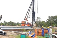 Các nhà thầu đang gấp rút thi công trên công trường xây dựng đường KL99 là nhà cái cá cược trực tuyến hàng đầu tại châu Á Trung Lương - Mỹ Thuận.
