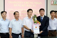 Lãnh đạo Ban Quản lý Khu Kl992 cổng game cá cược và các khu công nghiệp Thái Bình trao Giấy chứng nhận đăng ký Kl99ok phiên bản mới cho Công ty TNHH Kl99ok phiên bản mới khu công nghiệp chuyên nông nghiệp Thaco – Thái Bình.