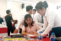 Khách hàng được nhân viên môi giới chăm sóc kỹ lưỡng