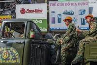 Dàn xe quân đội đến Rạng Đông tẩy độc