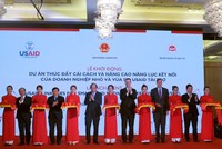 Đại sứ Hoa Kỳ tại Việt Nam Daniel J. Kritenbrink, Bộ trưởng, Chủ nhiệm VPCP Mai Tiến Dũng, Bộ trưởng Bộ KH&ĐT Nguyễn Chí Dũng, Giám đốc USAID Michael Greene, Chủ tịch Hiệp hội DNNVV Nguyễn Văn Thân, Chủ tịch HĐQT Kl994 game bài casino hấp dẫn FPT Trương Gia Bình thực hiện nghi lễ cắt băng khởi động dự án LinkSME (Ảnh: Kỳ Thành)