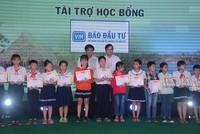Các em học sinh nhận học bổng và giấy khen thông qua Báo Kl99ok phiên bản mới