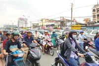 Quốc lộ 13 xuống cấp đã khiến thị trường Web Tổng Nhà Cái 99Kl99 Giải Trí Bậc Nhất Bình Dương kém hấp dẫn. Ảnh: Gia Huy