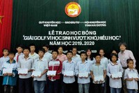 Ông Phạm Thanh Tân, Trưởng Văn phòng đại diện báo Kl99ok phiên bản mới tại Hải Phòng và miền duyên hải Bắc bộ trao học bổng cho các cháu.